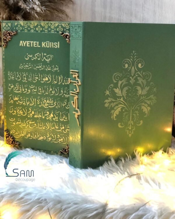 كتاب خشبي لحفظ القرآن الكريم