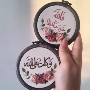 تعليقة سيارة حجم وسط بالوان وزخرفة على حسب الطلب