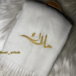 شال اوف وايت تطريز اسم ملاك باللون الذهبي
