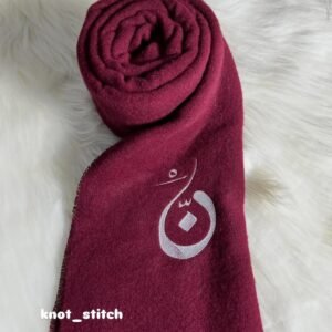 شال لون خمري تطريز حرف النون