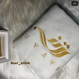 شال اوف وايت تطريز اسم بيان عربي انكليزي باللون الذهبي